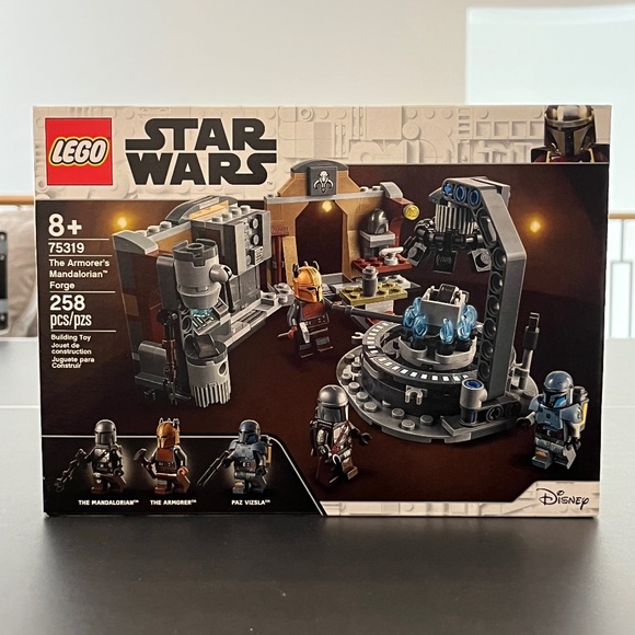 LEGO Star Wars 75319 The Armorer's Mandalorian Forge - Picture 1 of 4